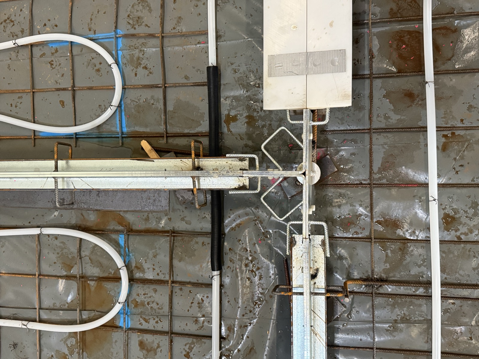 Draufsicht auf Schienenknoten und höhenverstellbare Stütze